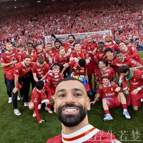 英超封王！利物浦球迷万人高唱队歌，众将动情泪洒